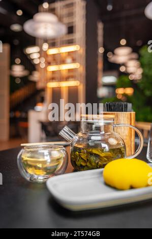 Traditionelles japanisches Dessert Mochi auf einem Tisch in einem Restaurant. Hochwertige Fotos Stockfoto