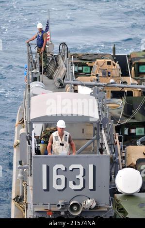 Die US Navy Landing Craft Utility 1631, die der Beachmaster Unit (BMU) 1 zugewiesen ist, bereitet sich auf den Einstieg in das Brunnendeck der Forward deploye.jpg vor Stockfoto