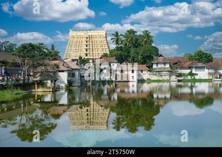 Blick über einen Teich in Richtung Padmanabhaswamy Tempel, berühmter Tempel und Ziel zahlreicher Pilger aus ganz Indien; Trivandrum, Kerala, Indien Stockfoto