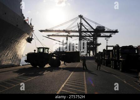 Die US Navy Marines, die dem Combat Logistics Regiment 3 zugewiesen sind, benutzen einen Traktor, gummimüde Knicklenkung, Mehrzweck vehicle.jpg Stockfoto