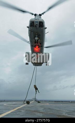 US-Marinesoldaten wurden der Marinesoldaten der 31. Marine Expeditionary Unit (31. MEU) fast-rope.jpg zugewiesen Stockfoto