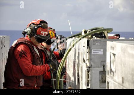 Die US Navy Marines, die den Death Rattlers of Marine Fighter Attack Squadron (VMFA) 323 zugewiesen wurden, riefen eine Hebevorrichtung auf eine ordnance.jpg Stockfoto