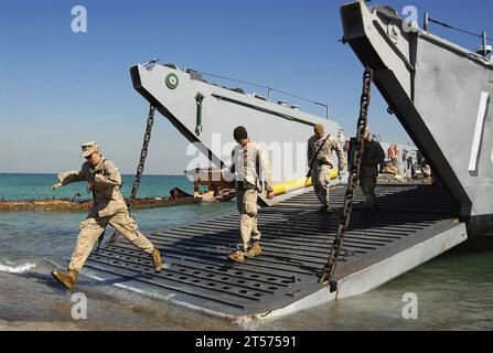 Die US Navy Marines der 11. Marine Expeditionary Unit entbellen sich von einem Landungsschiff (LCU), das sie vom amphibischen Angriffsschiff USS Tarawa (LHA 1) brachte.jpg Stockfoto