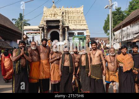 Eine Gruppe ausschließlich männlicher Hindupilger posiert für Fotos vor dem Padmanabhaswamy Tempel in Trivandrum (Thirivanathapuram), Kerala, Indien Stockfoto
