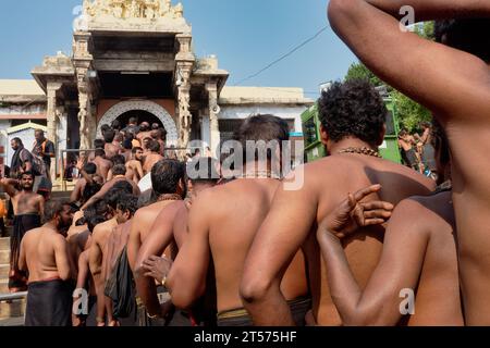 Hinduistische Pilger stellen sich an, um den berühmten Padmanabhaswamy Tempel in Trivandrum, Kerala, Indien, zu betreten Stockfoto