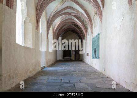 Novacella Augustiner Abtei. Der gotische Kreuzgang mit wertvollen Fresken, Brixen (Brixen), Südtirol, Trentino Südtirol, Norditalien. Stockfoto