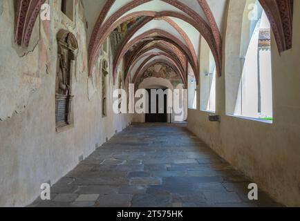 Novacella Augustiner Abtei. Der gotische Kreuzgang mit wertvollen Fresken, Brixen (Brixen), Südtirol, Trentino Südtirol, Norditalien. Stockfoto