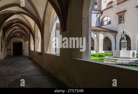 Novacella Augustiner Abtei. Der gotische Kreuzgang mit wertvollen Fresken, Brixen (Brixen), Südtirol, Trentino Südtirol, Norditalien. Stockfoto