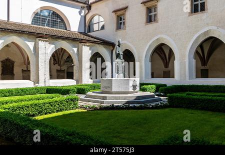 Novacella Augustiner Abtei. Der gotische Kreuzgang mit wertvollen Fresken, Brixen (Brixen), Südtirol, Trentino Südtirol, Norditalien. Stockfoto