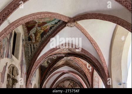 Novacella Augustiner Abtei. Der gotische Kreuzgang mit wertvollen Fresken, Brixen (Brixen), Südtirol, Trentino Südtirol, Norditalien. Stockfoto