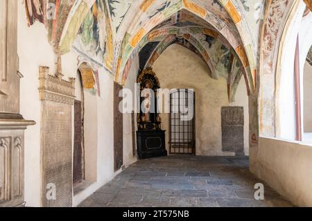 Novacella Augustiner Abtei. Der gotische Kreuzgang mit wertvollen Fresken, Brixen (Brixen), Südtirol, Trentino Südtirol, Norditalien. Stockfoto