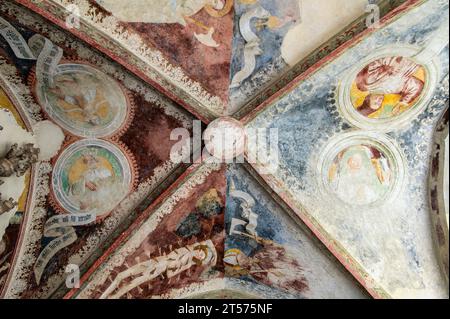 Novacella Augustiner Abtei. Der gotische Kreuzgang mit wertvollen Fresken, Brixen (Brixen), Südtirol, Trentino Südtirol, Norditalien. Stockfoto