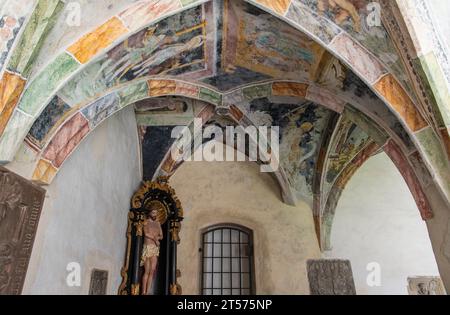 Novacella Augustiner Abtei. Der gotische Kreuzgang mit wertvollen Fresken, Brixen (Brixen), Südtirol, Trentino Südtirol, Norditalien. Stockfoto