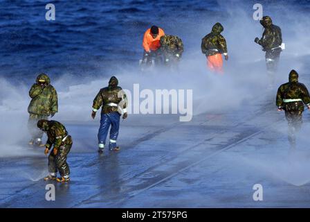 Mitglieder des Crash and Bervage Teams an Bord des Flugzeugträgers USS Abraham Lincoln (CVN 72) testen die Gegenmaßnahme Wash Down Sprinkler system.jpg Stockfoto