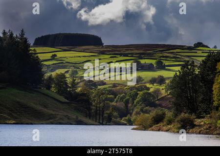 Das Lower Laithe Reservoir und die umliegende Landschaft - zu Fuß von Haworth in Bronte Country, Yorkshire. Stockfoto