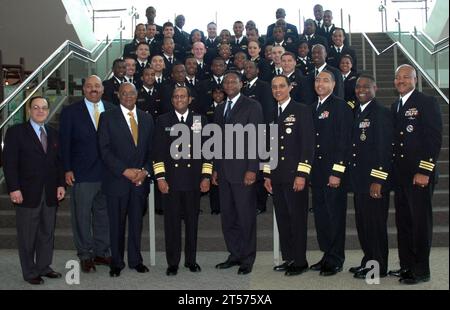 Mitglieder der US Navy der Centennial Seven, ein Begriff, der für die einzigen afroamerikanischen Offiziere verwendet wird, die im 20. Jahrhundert U-Boote befehligten, posieren an der U.S. Naval Academy midshipmen.jpg Stockfoto