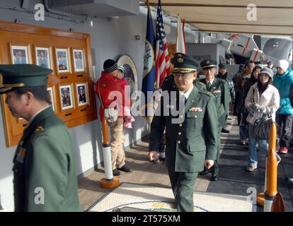 Mitglieder der japanischen Bodenselbstverteidigungsstreitkräfte kommen an Bord des Flaggschiffs der 7. US-Flotte, USS Blue Ridge, für eine tour.jpg Stockfoto