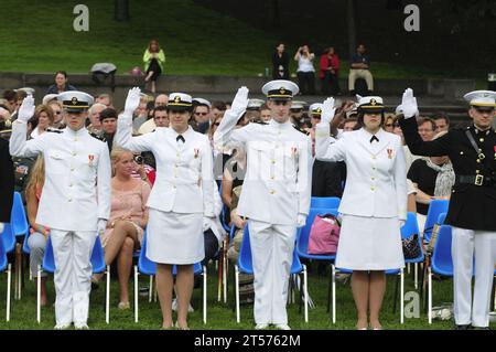 US Navy Midshipmen vom ROTC der George Washington University leisten den Eid of Office während ihrer Zeremonie im Iwo Jima Memorial im Jahr Arlington.jpg Stockfoto