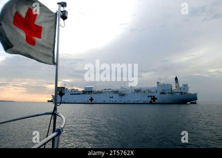 Das Krankenhaus USNS Comfort (T-AH 20) der US Navy liegt vor der Küste von Haiti.jpg vor Anker Stockfoto