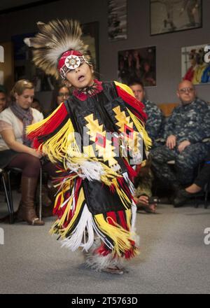 US Navy Native American Cultural Dance Group performs.jpg Stockfoto