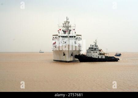 Bruce C. Heezen wird von kommerziellen Schleppern an den Pier geschoben, als das Schiff Vietnam.jpg seinen ersten Besuch abstattet Stockfoto