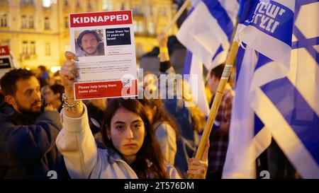 Demonstration Israel Aktivistin gegen Entführung von Menschen durch die Hamas, Banner Zeichen Flaggenaktivismus Terrorismus entführt Palästina Aktivismus Solidarität, Stockfoto