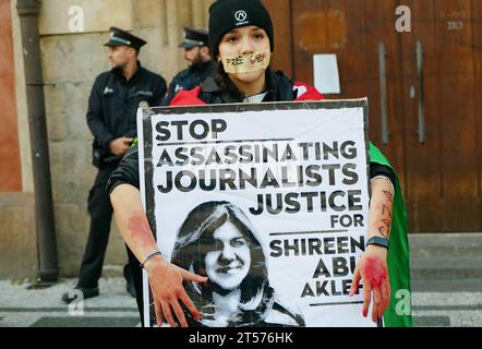 Frau Yassmine-Unterstützer hören auf, Journalisten-Gerechtigkeit für Shireen Abu Akleh Banner Hand Blut rote Zeichen Flagge Palästina Demonstration solidar Stockfoto