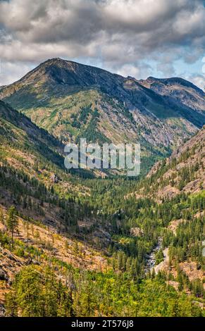 Cashmere Mountain Massiv über dem Icicle Creek Canyon, Blick vom Snow Lakes Trail, Wenatchee Mountains, Cascade Range, Bundesstaat Washington, USA Stockfoto