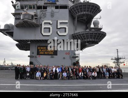 Die Eigentümer der US Navy Plank des Flugzeugträgers USS Enterprise (CVN 65) sammeln sich auf dem Flugdeck für eine Grafik während des Schiffes'.jpg Stockfoto