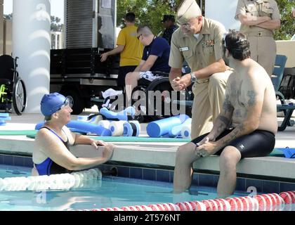 Forrest Faison III, Kommandeur des Naval Medical Center San Diego, spricht mit Teilnehmern der Paralympic.jpg Stockfoto