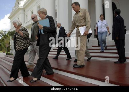 Joseph Kernan der US-Marine und Vertreter der US-amerikanischen Botschaft in Haiti und der United States Agency for International Development (USAID) trafen sich auf der Haitian White House.jpg Stockfoto