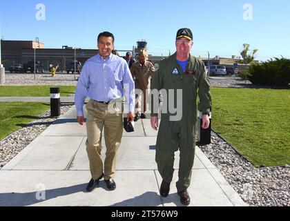 John W. Miller, rechts, Kommandeur des Marinestreiks und des Air Warfare Center, eskortiert Nevada, Gouverneur Brian Sandova.jpg Stockfoto