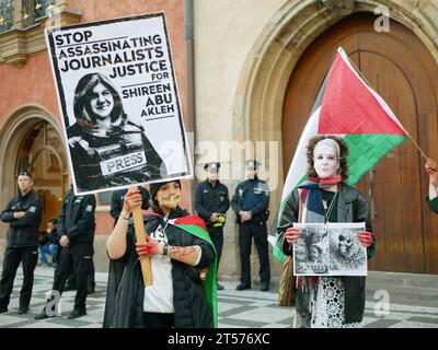 Aktivistinnen hören auf, Journalistenjustiz für Shireen Abu Akleh zu ermorden, Banner Hand Blut rote Zeichen kennzeichnen palästinensische Aktivismus Demonstration Stockfoto