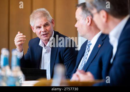 03. November 2023, Niedersachsen, Hildesheim: Frank Klingebiel (CDU, l), Oberbürgermeister von Salzgitter und Präsident des Niedersächsischen Städteverbandes, spricht auf der Abschlusspressekonferenz der Oberbürgermeisterkonferenz des Niedersächsischen Städteverbandes im Rathaus Hildesheim. Claudio Griese (CDU, Mitte), Oberbürgermeister von Hameln und Vorsitzender der Bürgermeisterkonferenz, und Ingo Meyer (rechts), Oberbürgermeister von Hildesheim, sitzen neben ihm. Im Mittelpunkt der Konferenz stehen die Stadtentwicklung, die Situation der Krankenhäuser, die Zukunft des Deutschlandtickets und t Stockfoto