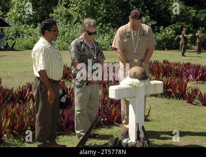 Der Präsident der US-Navy, Tommy Remengesau Jr., Palau, der D’Affiares Mark Bezner und der Kommandant der USS Peleliu (LHA 5) Stockfoto