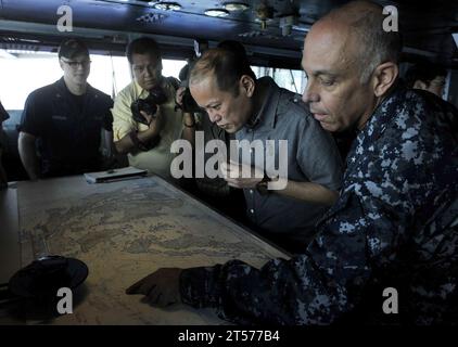 US Navy Republic of the Philippines Präsident Benigno Aquino III studiert Karten der Philippinen mit Rear ADM Samuel Perez,.jpg Stockfoto