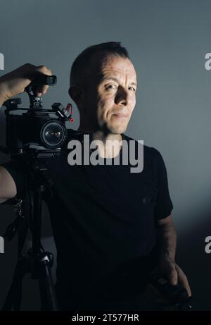 Fotograf, Videograf im Studio im Anzug Foto. Stockfoto