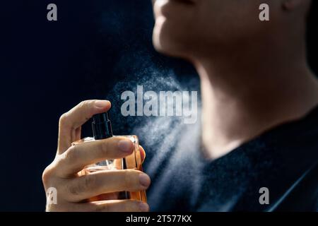 Duftspray. Mann und Parfüm. Anwendung von köln. Duftwasser. Hautpflege, Schönheitsprodukt und Männerkosmetikkonzept. Mit eleganter Geruchsflasche. Stockfoto