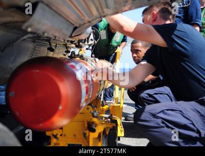 US-Navy-Seeleute an Bord des Raketenzerstörers USS Halsey (DDG 97) laden einen MK-46 Recoverable Exercise Torpedo (REXTORP) onto.jpg Stockfoto