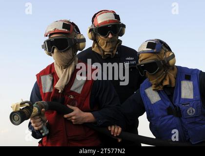 Seeleute der US Navy üben Feuerwehrtechniken auf dem Lenkraketenkreuzer USS Bunker Hill (CG 52) während eines Absturzes und sm.jpg Stockfoto