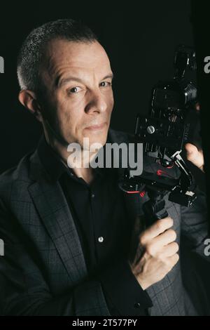 Fotograf, Videograf im Studio im Anzug Foto. Stockfoto