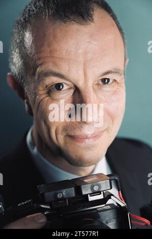 Fotograf, Videograf im Studio im Anzug Foto. Stockfoto