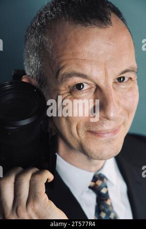 Fotograf, Videograf im Studio im Anzug Foto. Stockfoto