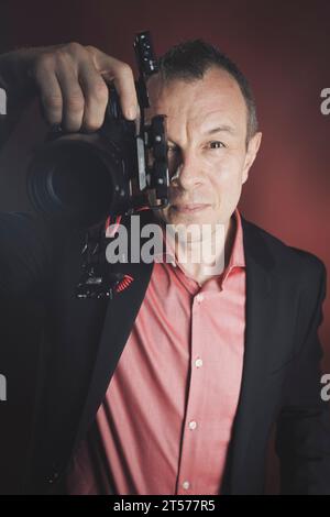 Fotograf, Videograf im Studio im Anzug Foto. Stockfoto