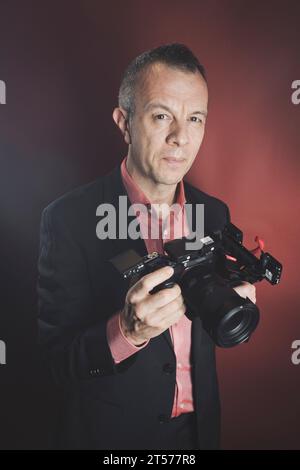 Fotograf, Videograf im Studio im Anzug Foto. Stockfoto