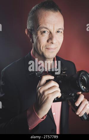 Fotograf, Videograf im Studio im Anzug Foto. Stockfoto