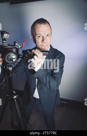 Fotograf, Videograf im Studio im Anzug Foto. Stockfoto