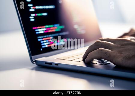 Hacker- und Malware-Computersoftware. Code der Betrugswebsite auf dem Bildschirm. Programmierer entwickelt Web-Sicherheit mit Laptop. Datenschutz-Hacking. Stockfoto