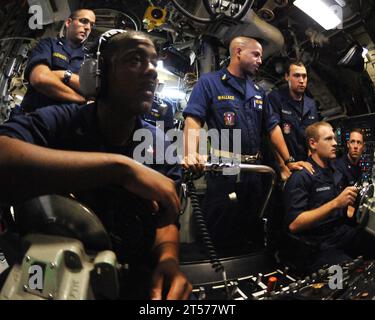 Seeleute der US Navy an Bord des U-Bootes USS Ohio (SSGN 726) bereiten sich auf den Tauchgang der boat.jpg vor Stockfoto