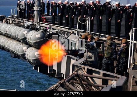 US-Navy-Seeleute an Bord des Nimitz-Klasse-Trägers USS Carl Vinson (CVN 70) feuern Gruß batteries.jpg Stockfoto